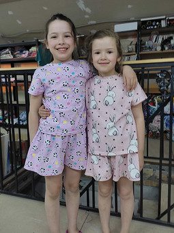 Работа с названием Лёгкие летние пижамки для двух сестренок: футболка и шорты