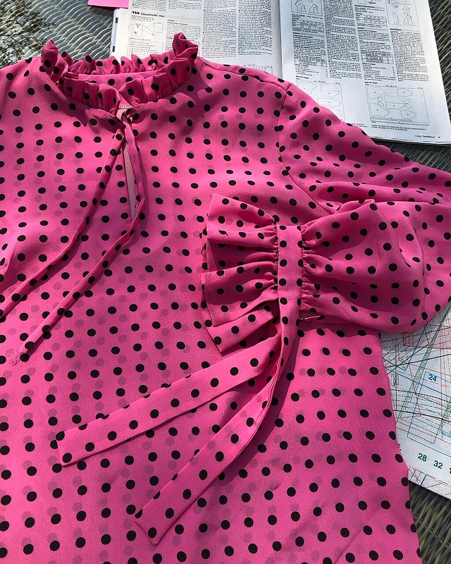 Шелковая блузка цвета фуксия в горох от bellifontaine