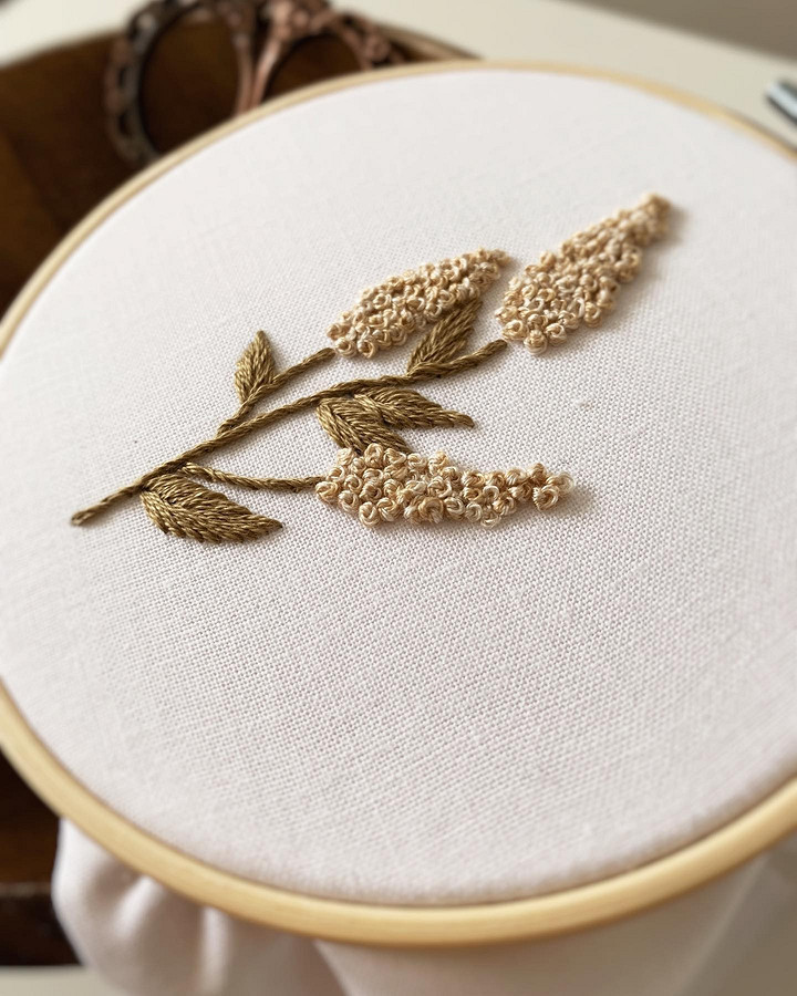 Очарование полевых цветов на вышивках в деревенском стиле: рукодельный блог недели