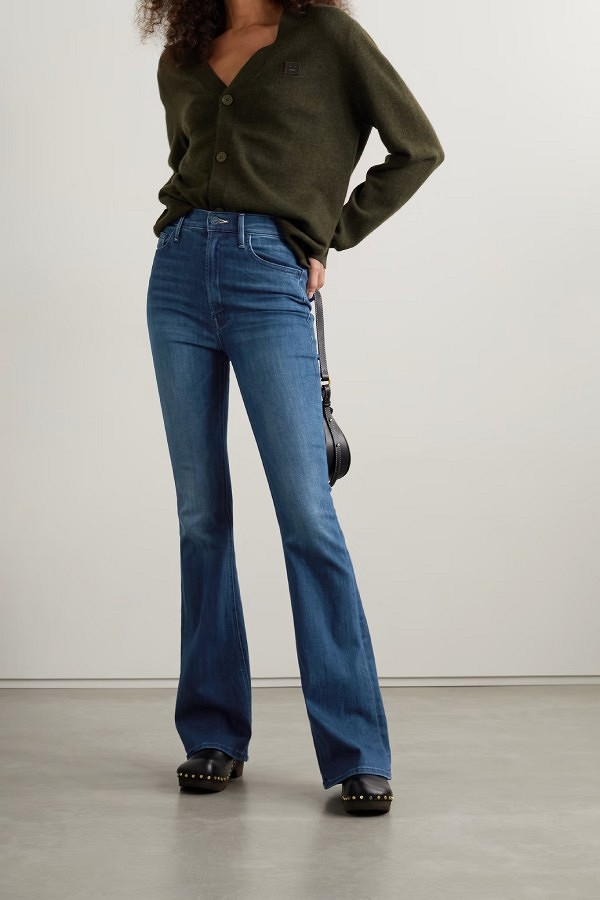 С чем носить джинсы клеш 2023: модные советы с фото