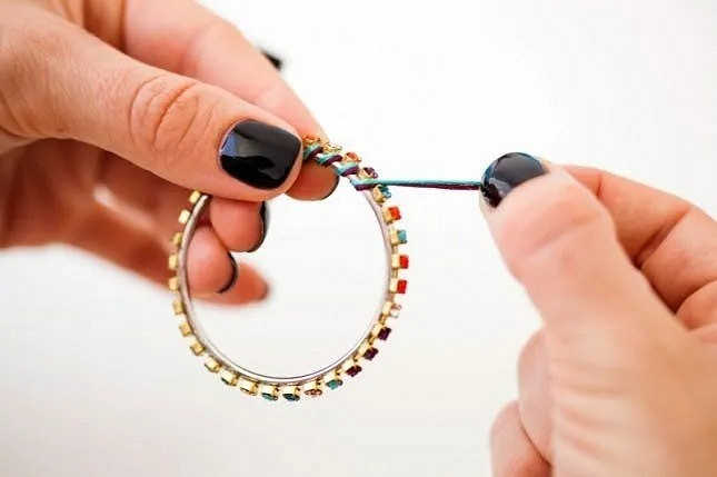 Два способа декора, преображающего обычные серьги-кольца за 10 минут