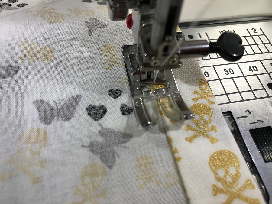 Азы шитья: обработка цельнокроеной с полочкой планки под застёжку