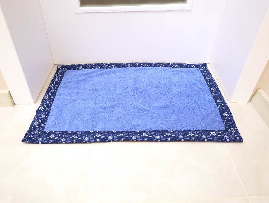 Оригинальный коврик для ванной вязание крючком из мусорных пакетов