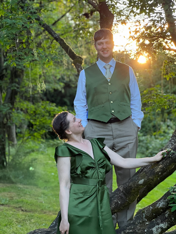 К друзьям на свадьбу: платье и жилет из зеленого атласа от Pangasius