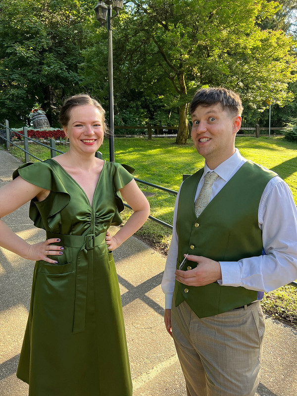 К друзьям на свадьбу: платье и жилет из зеленого атласа от Pangasius