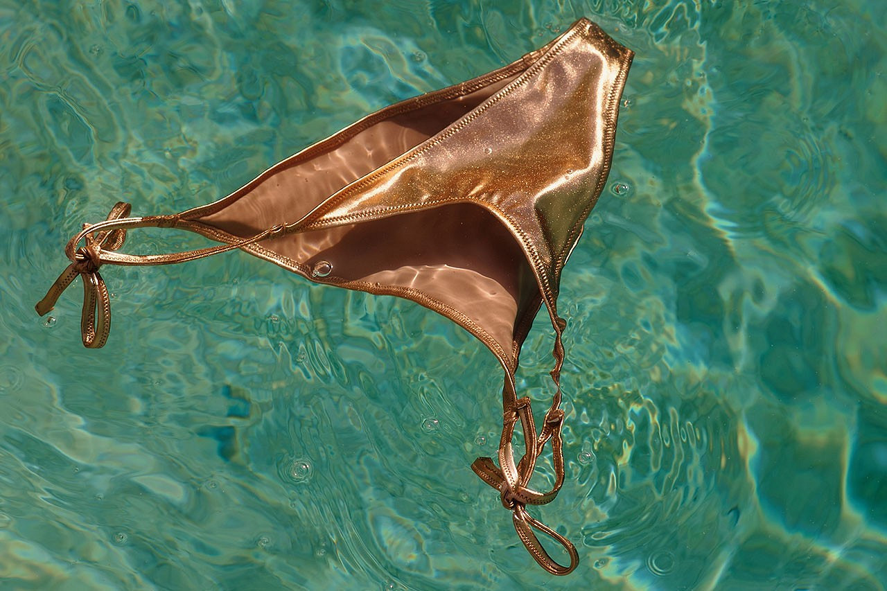 Бренд Ким Кардашьян Skims посвятил коллекцию купальников 80-м