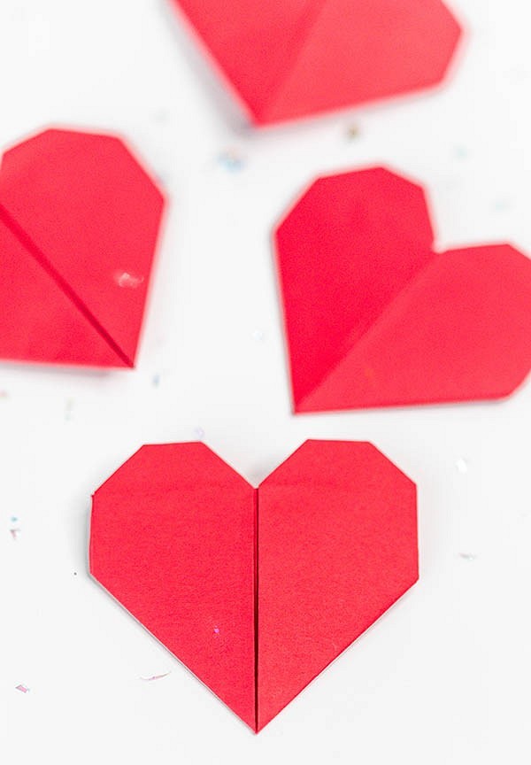 Конспект занятия по конструированию из бумаги в старшей группе «Сердце в технике оригами»