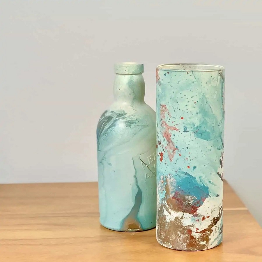 Простые банки и стаканы превращаются в декор: 3 способа покрасить стеклянные предметы