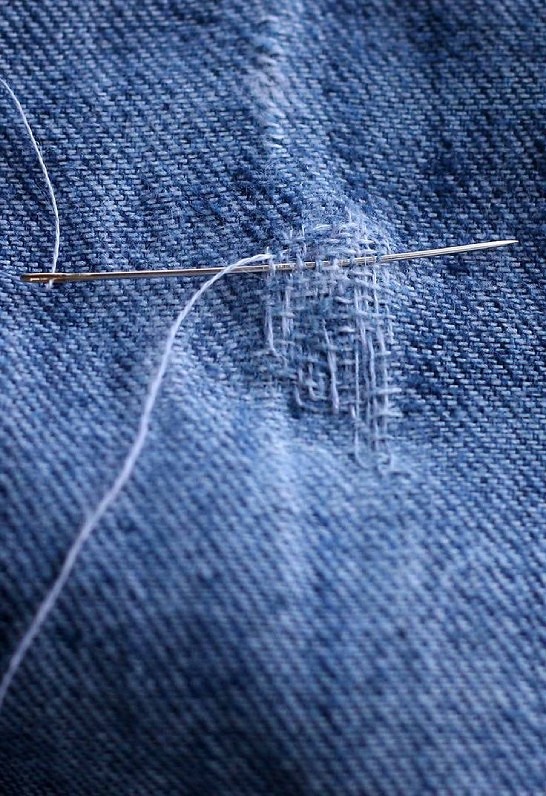 Как сделать дырки на джинсах