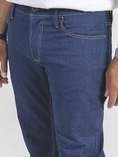 Узкие джинсы крупным планом