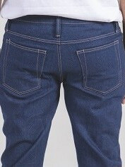 Узкие джинсы вид сзади