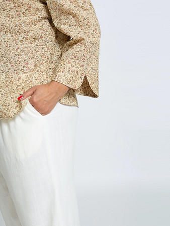 Блузка с широкими манжетами и разрезами в боковых швах