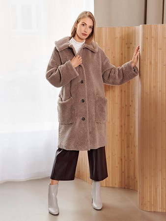 Модель плюшевого пальто
