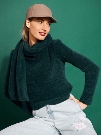 Модель пуловера с шарфом