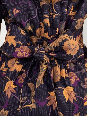 Пояс платья в духе кимоно сзади 