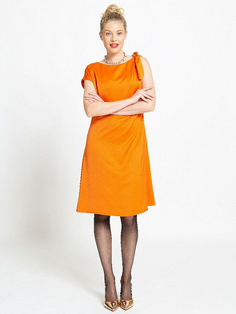 Платье свободного кроя из оранжевого атласа