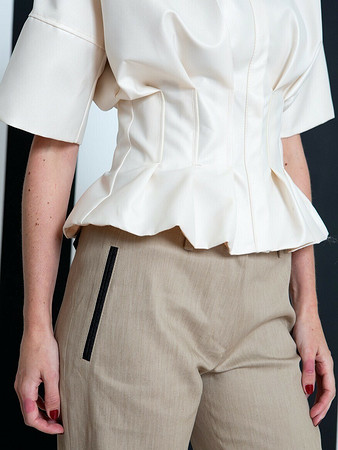 Блузка с цельнокроеными рукавами крупным планом