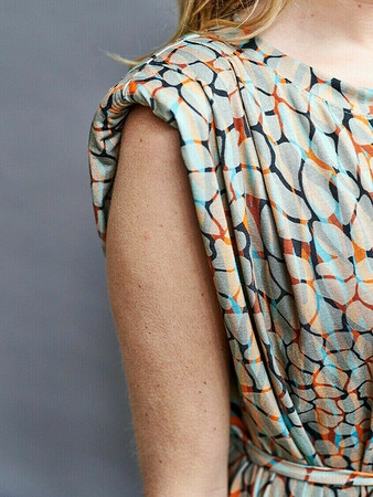 Платье-туника со складками у плечевых швов крупным планом