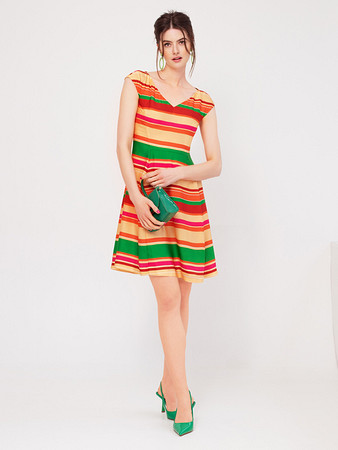 Модель платья с удлинённой линией плеч