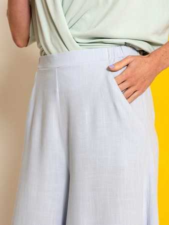 Свободные расклешенные брюки крупным планом