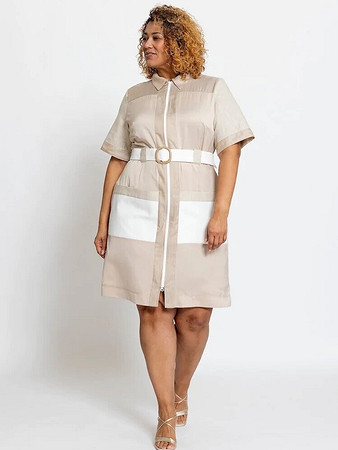 Платье в стиле колор-блокинг на модели plus-size