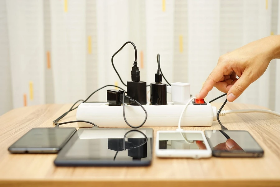 Устраняем хаос из проводов: 8 идей для организации зарядных устройств