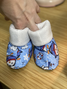 Работа с названием Сапожки-черевички для малыша