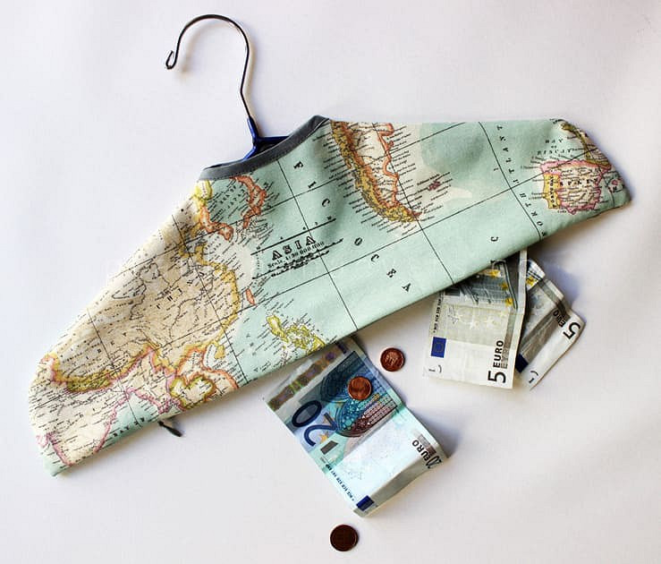 Идея: чехол для вешалки с потайным карманом для путешественников