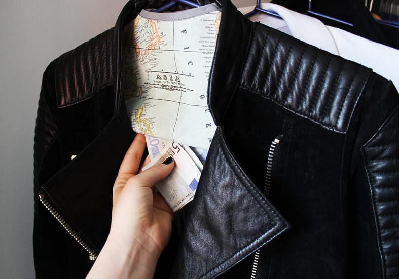 Идея: чехол для вешалки с потайным карманом для путешественников