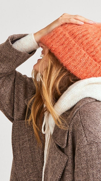 Как носить яркие цвета зимой: 45 образов для отличного настроения