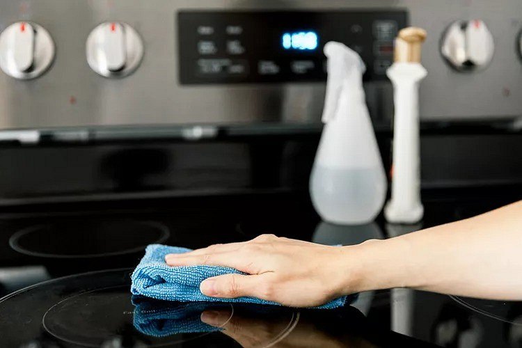 Как почистить плиту: работающие способы для разных приборов