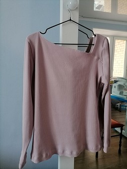Пуловер с асимметричным вырезом