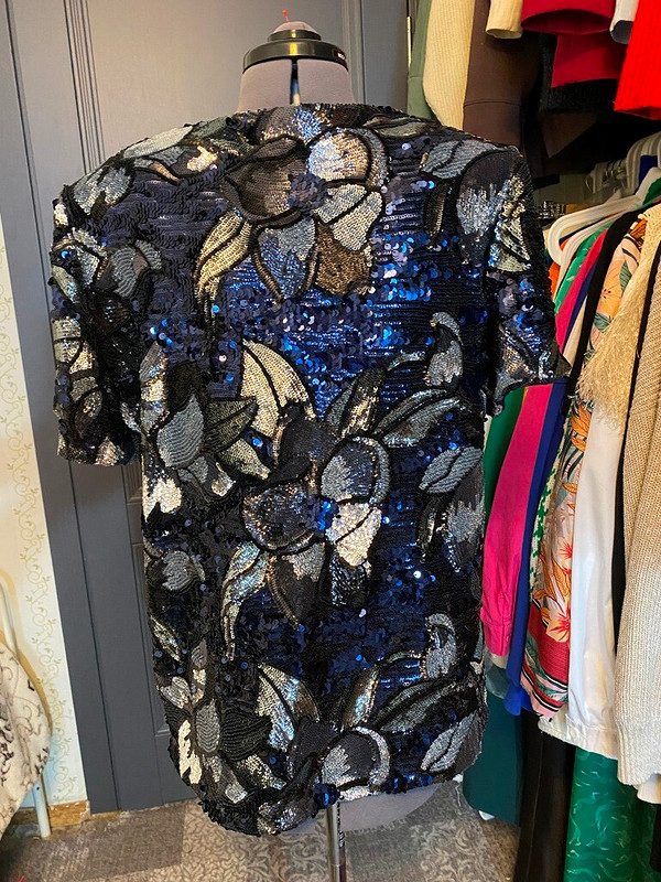 Блуза с V-вырезом из пайеток от Safskay