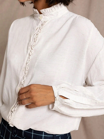 Блузка с узкими оборками крупным планом