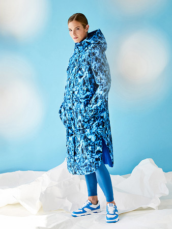 Модель утепленного пальто с капюшоном