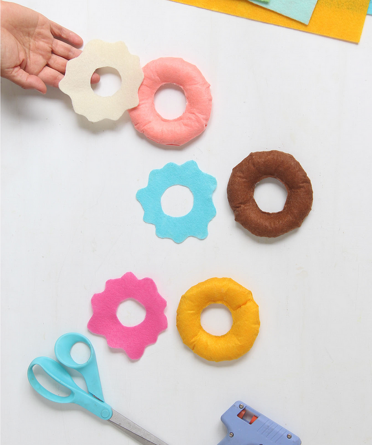 Почти как настоящие: как сделать ёлочные игрушки-«пончики» из фетра