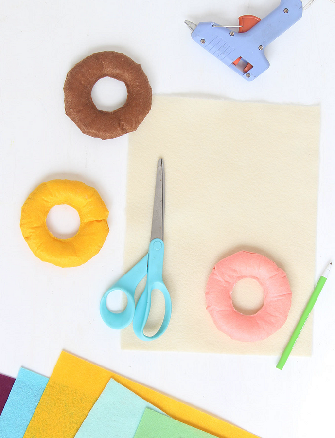 Почти как настоящие: как сделать ёлочные игрушки-«пончики» из фетра