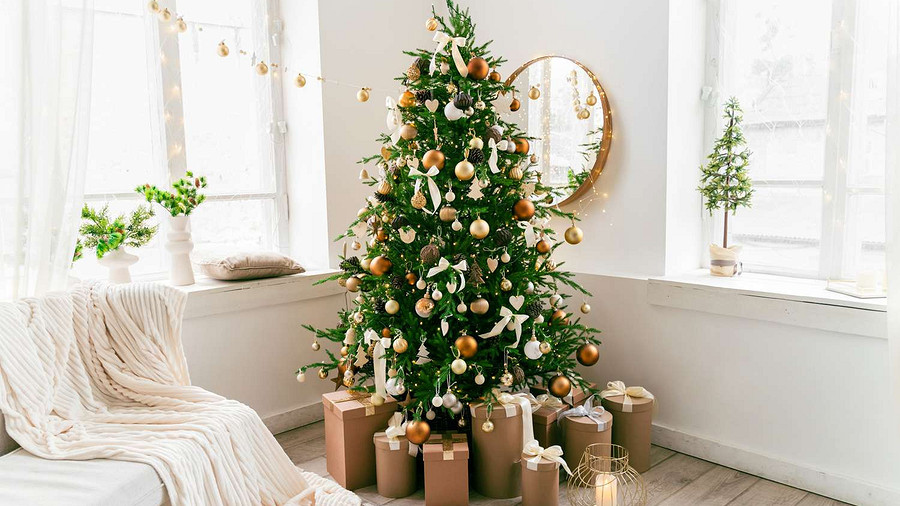 Как украсить елку в 2024 году: 9 трендов новогоднего декора