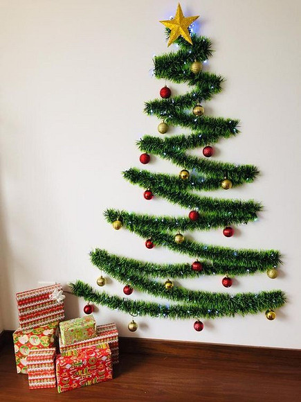 Новогодняя елка из мишуры: на стене, как сделать, как красиво украсить, поделки, мастер-класс