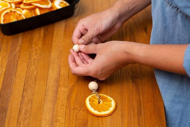 Как быстро сделать апельсиновый шарик с гвоздикой для новогоднего аромата