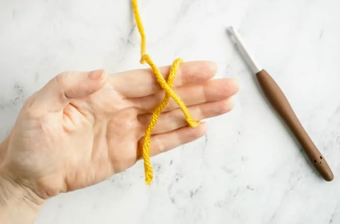 Как связать крючком ручки с пальчиками для куклы
