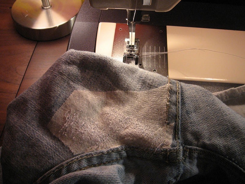 Как зашить джинсы между ног: простые способы для решения актуальной проблемы