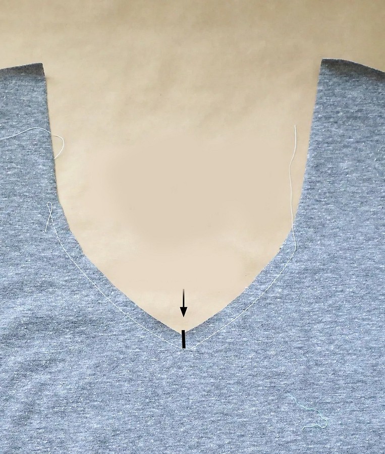 Как обработать V-вырез на футболке планкой: мастер-класс