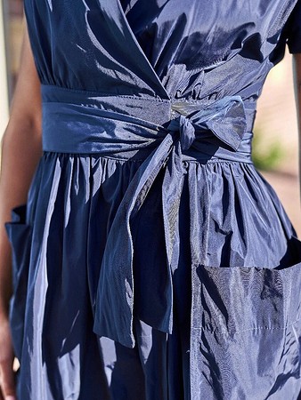 Платье с цельнокроеными рукавами крупным планом