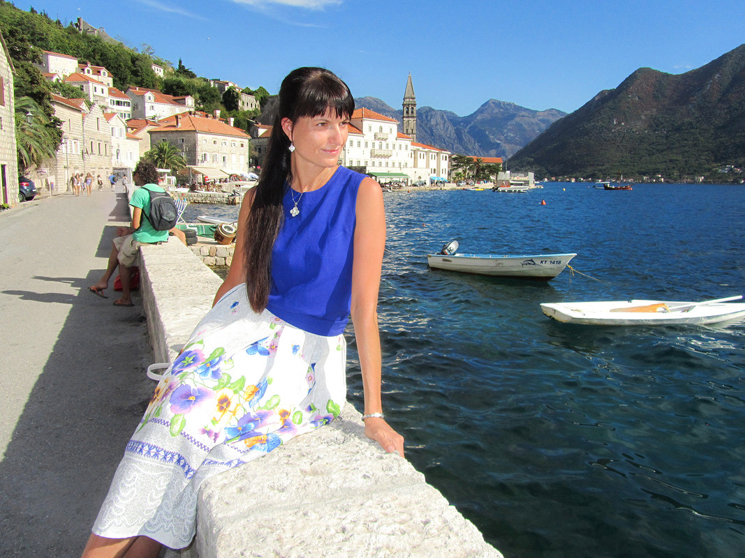 Черногория, синий цвет и вышивка: юбка, шорты и топ от Юлия Курдюкова