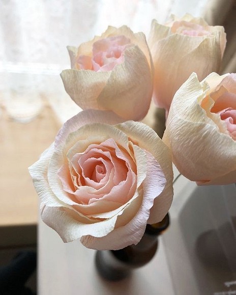 Как сделать розу из гофрированной бумаги?