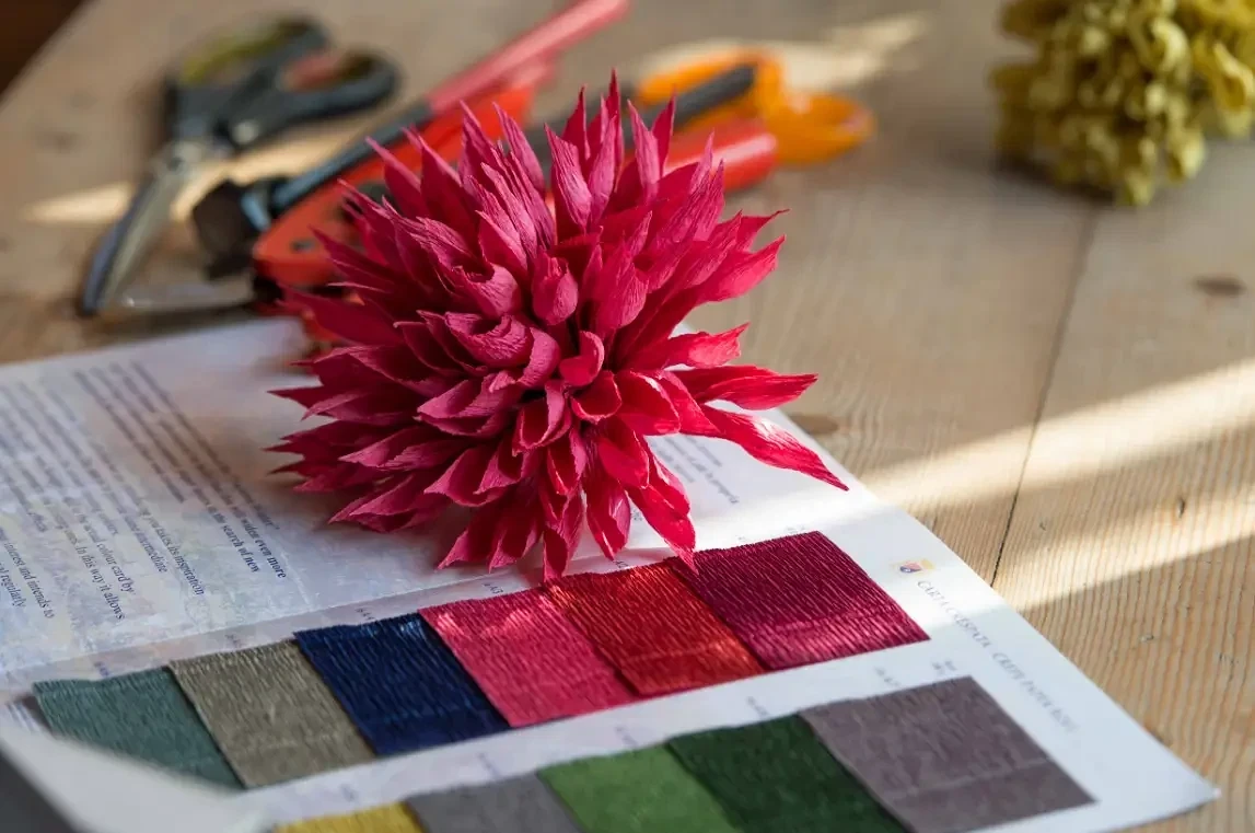 Цветы из гофрированной бумаги своими руками: изготовление и примеры работ