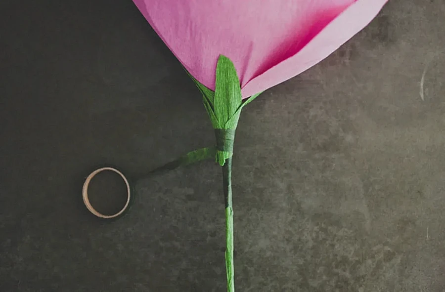 ПРОСТЫЕ белые розы из гофрированной бумаги своими руками с конфетой