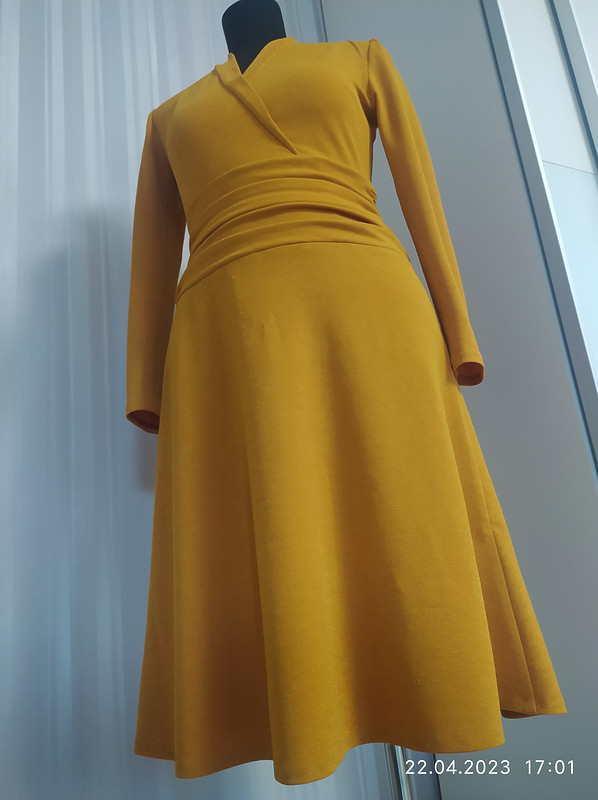Золотое корсетное платье от @axma_atelier