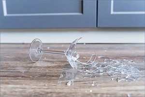 Как быстро и безопасно убрать разбитое стекло